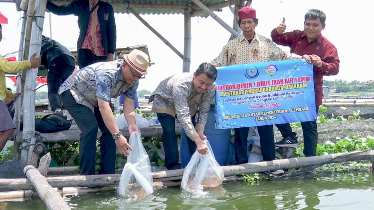 BNPT dan KKP Bersinergi Serahkan Benih Ikan Nila Kepada Mitra Derad