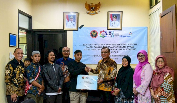 BNPT SERAHKAN BANTUAN ALAT KERJA DAN BEASISWA KEPADA MITRA DERADIKALISASI DAN PENYINTAS DI DEPOK