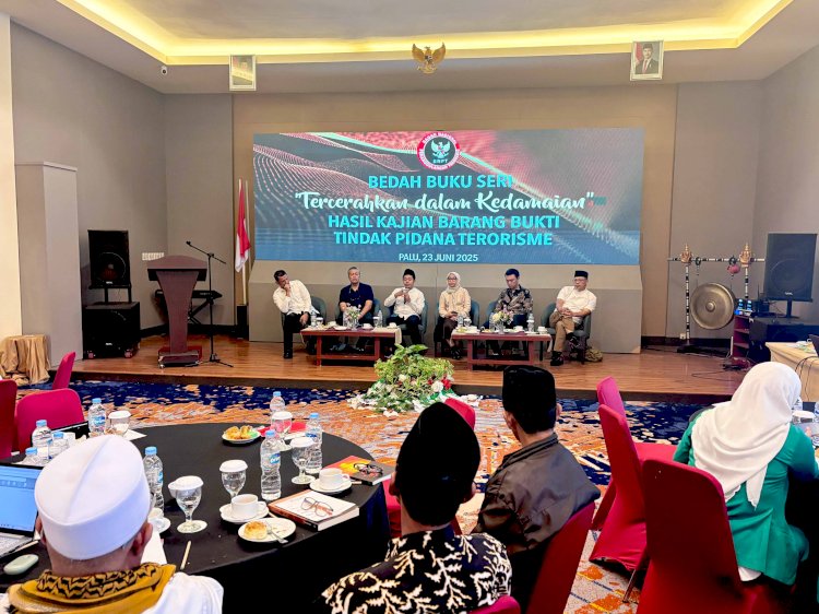Lawan Penyebaran Ideologi Kekerasan Melalui Literasi, BNPT Gelar Bedah Buku Seri "Tercerahkan Dalam Kedamaian" di Palu
